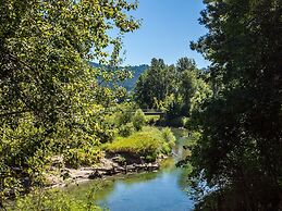 Storybook Riverside Inn