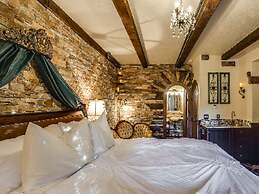 Storybook Riverside Inn