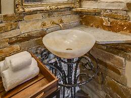 Storybook Riverside Inn