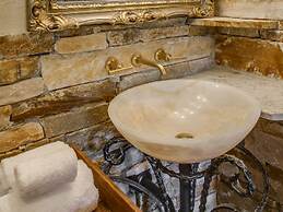 Storybook Riverside Inn