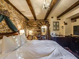 Storybook Riverside Inn