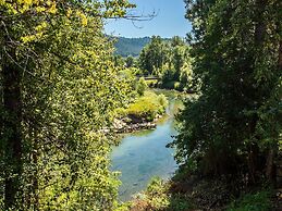 Storybook Riverside Inn