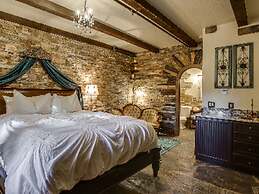 Storybook Riverside Inn