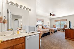 Ozark Comfort 3 Bedroom Condo by RedAwning