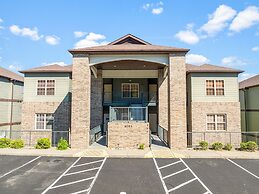 Ozark Comfort 3 Bedroom Condo by RedAwning