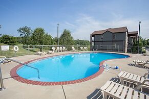 Ozark Comfort 3 Bedroom Condo by RedAwning