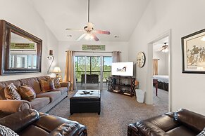 Ozark Comfort 3 Bedroom Condo by RedAwning