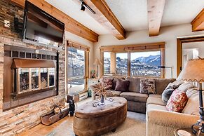 2Br Gorgeous Plaza Condo With A Fireplace - No Cleaning Fee! by RedAwn