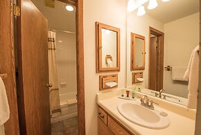 Rustic-Contemporary 3Br With Great Views! - No Cleaning Fee! by RedAwn