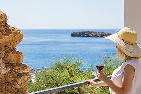 John Akroyiali rooms