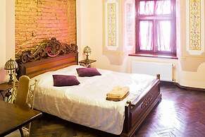 Apartment Halytska 9b