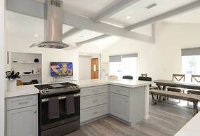 Spacious House on Melrose w Private Backyard Gym