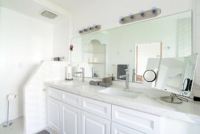 Spacious House on Melrose w Private Backyard Gym