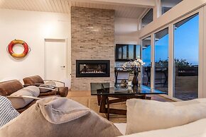 Beautifully Designed Palos Verdes Villa w/ Private Beach and Stunning
