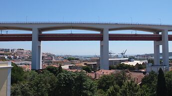 Quiet and Sunny central Lisbon apartment