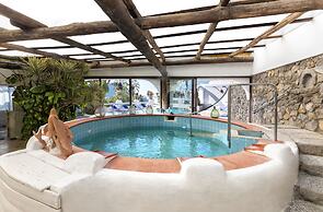 Ravino Secret Retreat