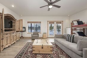 Mountain Peak 4 Bedroom Home by RedAwning