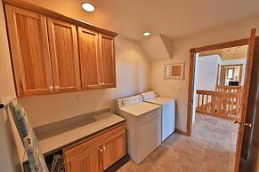 Mountain Peak 4 Bedroom Home by RedAwning