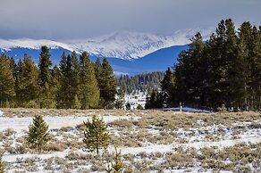Mountain Peak 4 Bedroom Home by RedAwning