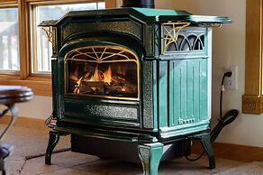 Mountain Peak 4 Bedroom Home by RedAwning