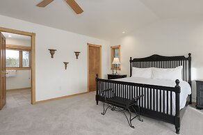 Mountain Peak 4 Bedroom Home by RedAwning