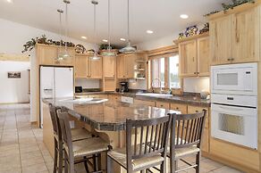 Mountain Peak 4 Bedroom Home by RedAwning