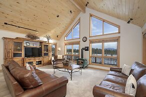 Mountain Peak 4 Bedroom Home by RedAwning