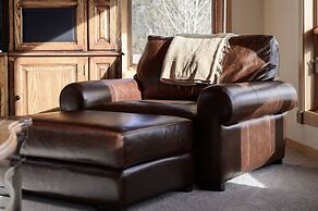 Mountain Peak 4 Bedroom Home by RedAwning