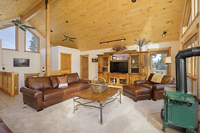 Mountain Peak 4 Bedroom Home by RedAwning