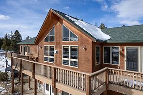 Mountain Peak 4 Bedroom Home by RedAwning