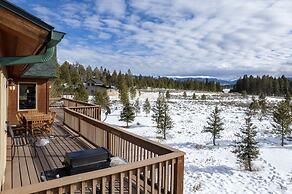 Mountain Peak 4 Bedroom Home by RedAwning