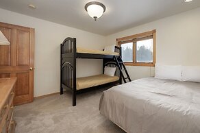 Mountain Peak 4 Bedroom Home by RedAwning