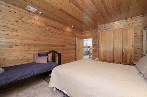 Mountain Peak 4 Bedroom Home by RedAwning