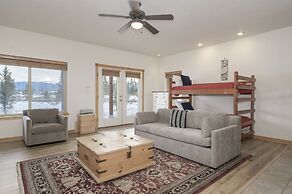 Mountain Peak 4 Bedroom Home by RedAwning