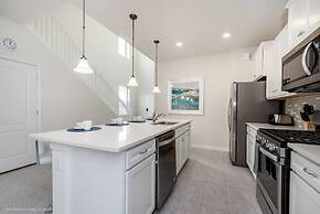 Stylish and Stunning 5BD Pool Home in Solterra - #5st452