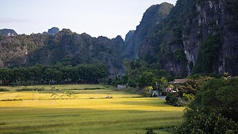 Liberty Hall Tam Coc Hotel & Villa