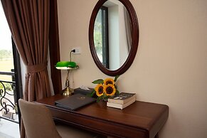 Liberty Hall Tam Coc Hotel & Villa