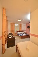 White Summerville Tourist Inn