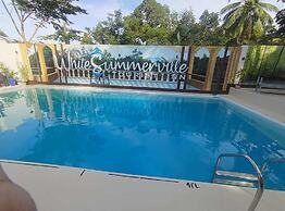 White Summerville Tourist Inn