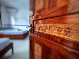 White Summerville Tourist Inn