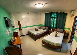 White Summerville Tourist Inn