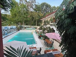 White Summerville Tourist Inn
