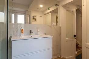 Bairro Alto Palace  Apartment for Large Groups