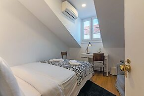 Bairro Alto Palace  Apartment for Large Groups