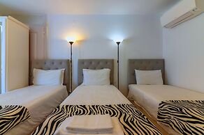 Bairro Alto Palace  Apartment for Large Groups