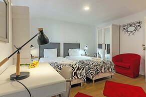 Bairro Alto Palace  Apartment for Large Groups