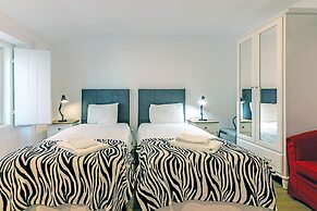 Bairro Alto Palace  Apartment for Large Groups