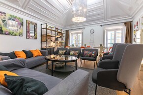 Bairro Alto Palace  Apartment for Large Groups