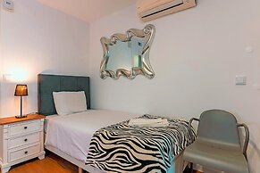 Bairro Alto Palace  Apartment for Large Groups