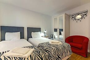 Bairro Alto Palace  Apartment for Large Groups